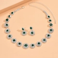 Detalle de conjunto de novia con cristales verde esmeralda y circonitas en plata fina - Set de collar y pendientes / Verde