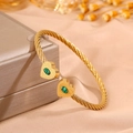 Gold twisted rope bangle with heart-shaped malachite stones in a minimalist style - Heart Wave Green Turquoise (SZ841-1-1)