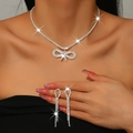 Halskette und Ohrringe Set mit Schleife und Strass-Quasten an einem Model gezeigt - 1614 Silber