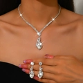 Conjunto de joyas para novia con collar de cristal y pendientes de corazón plateados - Collar y Pendientes (1210) / Blanco