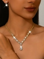 Dettaglio del set gioielli da sposa con collana a V e orecchini con pendenti a goccia - Set Collana e Orecchini Oro 863 / Oro