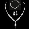 Dettaglio ravvicinato di set gioielli sposa con zirconi a goccia su sfondo scuro - Set da 3 pezzi Argento 863+848 / Argento