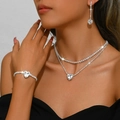 Detail von Braut-Herz-Strass-Schmuckset mit Halskette und Ohrringen an einem Modell - 3-teiliges Set (1514) / Silber