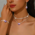 Detailansicht eines lila Herz-Edelstein-Brautschmucksets mit Halskette an einem Model - 3-teiliges Set (1514) / Lila