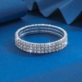 Dettaglio di un bracciale elastico argento con tre file di cristalli scintillanti - Tre file / Argento