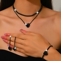 Detalle del collar con colgante de corazón de espinela negra y conjunto de joyas - Collar, Pendientes y Pulsera (1514) / Gris metalizado