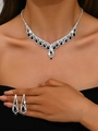 Detalle de conjunto de novia con piedras negras de lágrima y pedrería brillante - Collar Pendientes Conjunto de Dos Piezas (902) / Negro