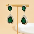 Detalle de los pendientes de gota verde esmeralda con engaste de diamantes plateados - Plata Verde Malaquita