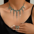 Conjunto de joyas plateadas con cristales verde esmeralda y diseño de flecos y borlas - Verde Oscuro