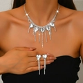 Conjunto de joyas de novia brillantes con colgantes de corazón y borlas de flecos - Collar y Pendientes (1678) / Blanco
