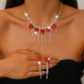 Detalle del conjunto de novia con cristales de corazón rojo y flecos de diamantes de imitación - Collar y Pendientes (1678) / Rojo