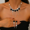 Detalle del conjunto de joyas de novia con corazones de cristal negro y flecos de strass - Collar y Pendientes (1678) / Negro