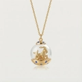 Gros plan du pendentif sphère plaqué or 12 constellations avec motif Capricorne et pierres - Capricorne