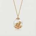 Détail du collier zodiaque doré avec pendentif lion Lion dans une sphère en cristal clair - Lion