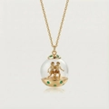 Détail du pendentif sphère Gémeaux avec pierres vertes sur une chaîne dorée fine - Gémeaux