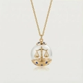 Détail du collier Balance en or avec pendentif globe transparent et pierres bleues - Balance