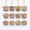 Collana a libro vintage in ceramica con fiore di nascita di dicembre e oro - Collana Libro Garofano di Gennaio
