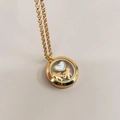 Détail d'un médaillon en verre doré 18 carats avec cœur et petites figurines - Médaillon Rond Transparent