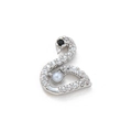 Vue détaillée du pendentif cygne avec ailes en zircone et ornement perle centrale - Charme de Cygne
