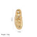 Détail du pendentif chaussure plaqué or avec zircons et mesures de dimensions - Charme de Chausson de Ballet