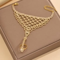 Elegante pulsera de mano dorada con malla de diamantes de imitación y anillo integrado - Dorado