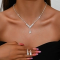 Funkelndes Brautschmuck-Set mit V-Halskette und tropfenförmigen Kristall-Ohrringen - 672 Silber