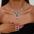 Detailansicht Brautschmuck-Set mit grünen Markise-Steinen und funkelnden Kristallen - Halskette & Ohrringe Set / Grün