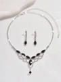 Detailansicht von Tropfen-Gitter-Halskette und Ohrring-Set mit schwarzen Schmucksteinen - Halskette + Ohrringe / Schwarz