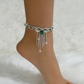 Detalle de tobillera plateada con gema de gota esmeralda y borlas de diamantes de imitación - Verde