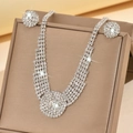 Dettaglio ravvicinato di un set di gioielli da sposa in argento con diamanti lucidi - Set Collana E Orecchini (576 Argento)