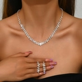 Nahaufnahme eines Brautschmuck-Sets mit funkelnden Strasssteinen in Silberoptik - 1464 Silber