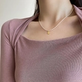 Schicke goldene LOVE-Halskette mit ovalem Anhänger und weißen Reisperlen für Damen - Silberne Reisperlenkette mit goldenem LOVE-Anhänger (XL0256)