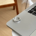 Zweilagiger Silberring mit bunten Edelsteinen und Gravur auf einer Laptop-Oberfläche - Bunter Zirkonia Beschrifteter Offener Ring (JZ0196)