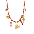 Boho-Halskette mit orangefarbenem Seil und Anhängern wie Sonne, Seepferdchen und Herz - Rote Sonnenhalskette