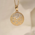 Elegante collar con medallón redondo dorado y patrones de estrellas de diamantes - Estilo Patrón de Diamante (JPNK253402Q-3)