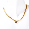 Collana a catena a serpente in titanio con finitura dorata e pendente in zircone rosso - Viola