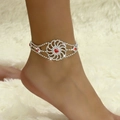 Bracelet de cheville argenté avec strass et gemmes rouges sur fond de fausse fourrure - Style de fleur argentée (1035)