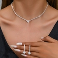 Glänzendes silbernes V-förmiges Herz-Halsketten und Ohrring-Brautschmuckset mit weißen Kristallen - 1259 Silber
