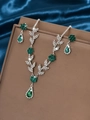 Primer plano de collar y pendientes de novia con cristales verdes y diseño floral - 1202 Verde