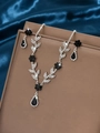 Detalle de conjunto de joyas nupciales con collar floral y pendientes de gota negros - 1202 Negro