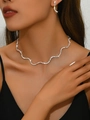 Detailansicht von elegantem Silberwellen-Halsketten- und Ohrringset an einem Brautmodel - 1314 Silber