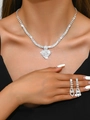 Vista de primer plano de collar de corazón brillante y pendientes en una modelo - Collar y Pendientes (1319) / Plateado