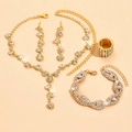 Detailansicht des funkelnden goldenen Schmucksets mit Halskette, Armband und Ring - Gold