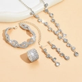 Nahaufnahme der versilberten Brautschmuck-Sets mit funkelnden Strasssteinen im Display - Silber