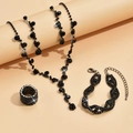 Detailansicht des schwarzen Strass-Schmucksets mit Halskette Armband und breitem Ring - Schwarz