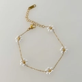 Pulsera de cadena dorada con cinco flores de margaritas de perlas blancas y cierre de langosta - Pulsera / Blanco
