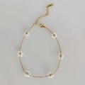Elegante pulsera de cadena dorada con flores de perlas blancas y cierre ajustable - Tobillera / Blanco