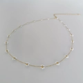 Collar de cadena dorada de acero de titanio con delicadas margaritas de perlas blancas - Cadena de cintura / Blanco