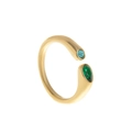 Détails macro d'une bague ajustable dorée à l'or 18k avec pierres précieuses - Mai