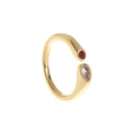 Détail d'une bague ouverte dorée avec une pierre rouge ronde et une pierre claire - Juin
